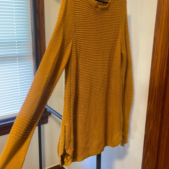 Sweater - Picture 1 of 2
